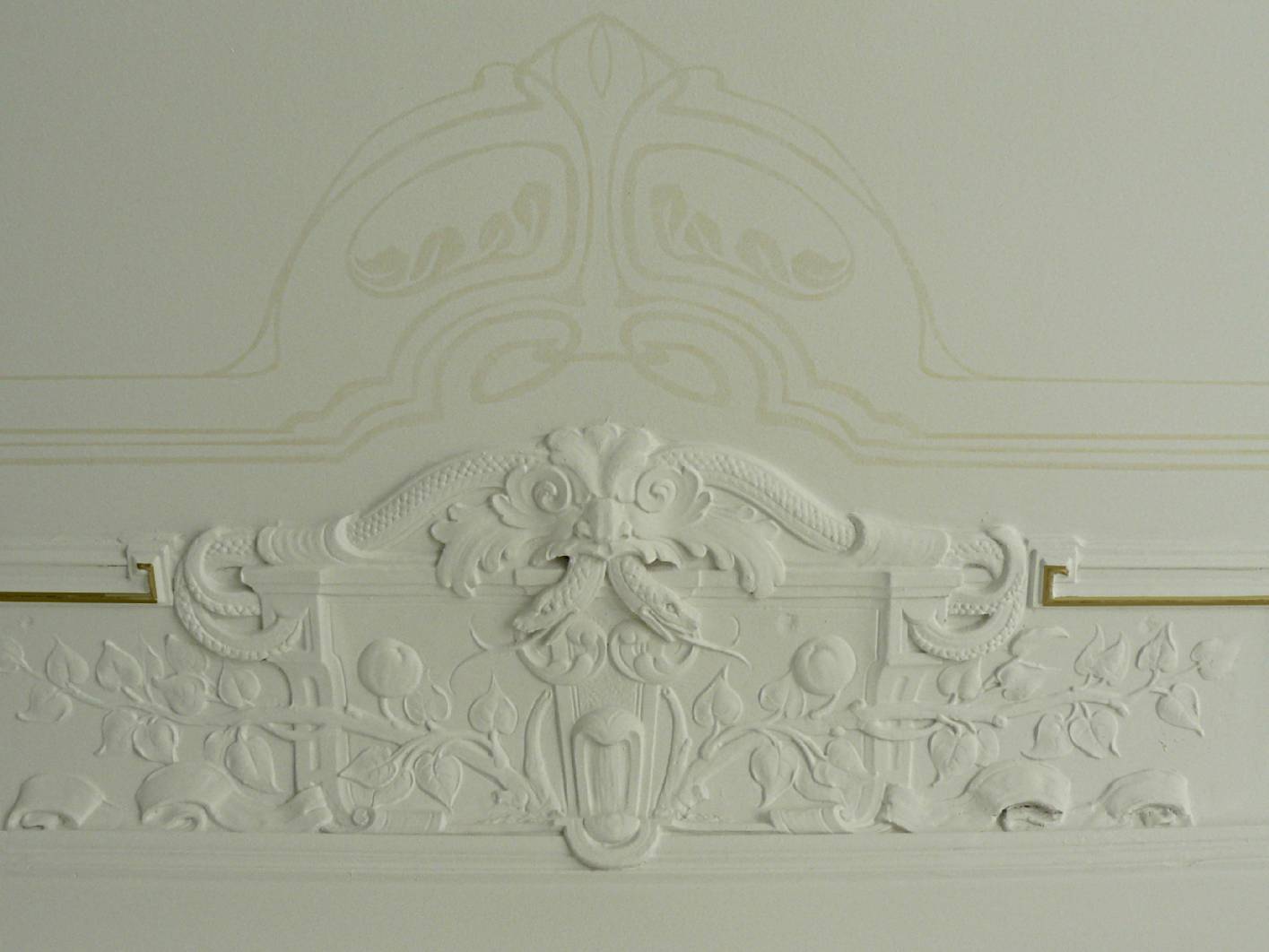 Norbert Schimpf ist Malermeister und staatl. gepr. Techniker für Farb- und Lacktechniken und arbeitet als Restaurator für historische Malerei. Nachdem der Stuck repariert wurde und alle Vor- und Malerarbeiten ausgeführt wurden hat der Maler – Innungsbetrieb Malermeister Schimpf die Deckenmalerei mit Begleitstrich aus dem Jugendstil rekonstruiert und eine Vergoldung am Stuck angelegt. Der Malerbetrieb Restaurierung & Gestaltung, exklusive Malerarbeiten hat sich auf arbeiten des Restaurator im Malerhandwerk und hochwertige Malerei in Berlin spezialisiert Das Zimmer ist das Highlight der Altbau - Wohnung und war förderlich beim Verkauf.